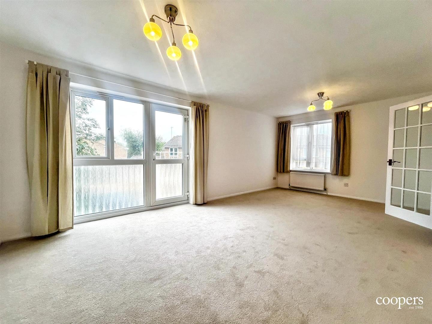 Flat Aylsham Drive in Greater London