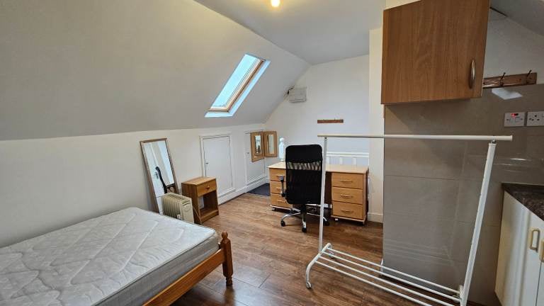 Flat Wakemans Hill Avenue in Greater London