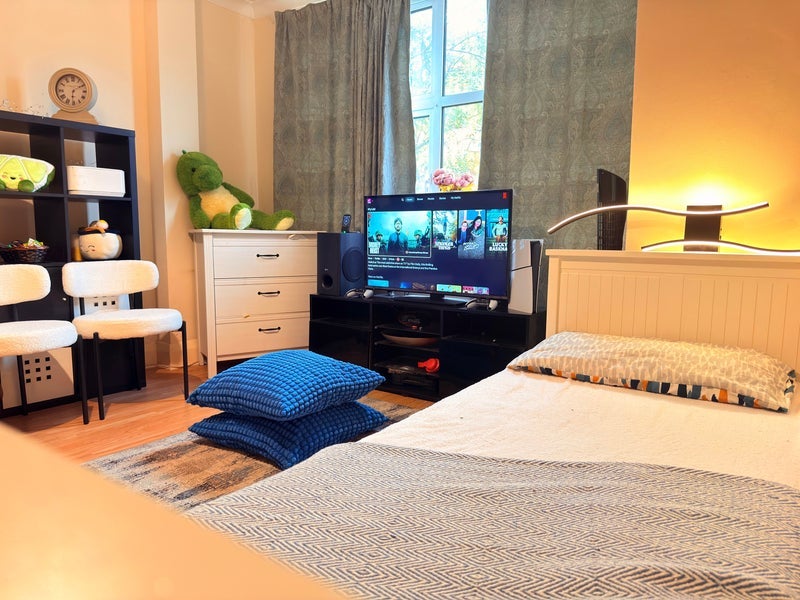 Room Valley Road in Greater London