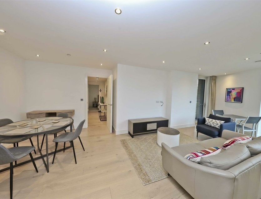 Flat Garnet Place in Greater London