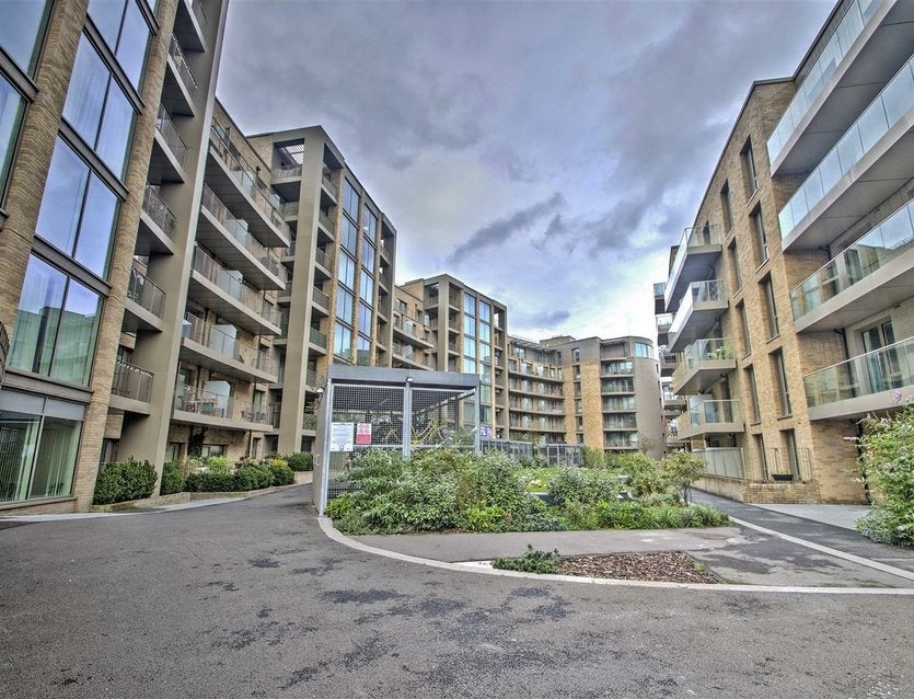 Flat Garnet Place in Greater London