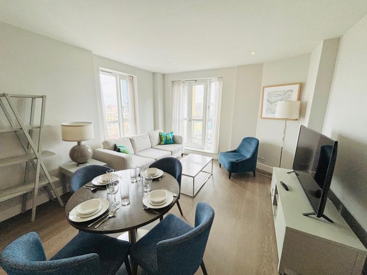 Flat Westferry Circus in Greater London