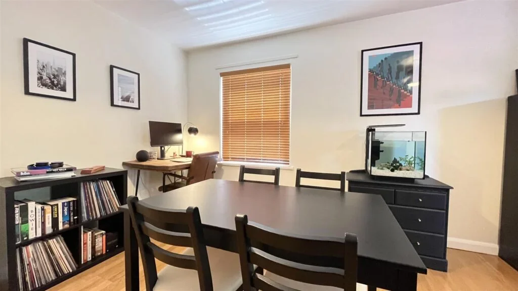 Flat Overton Road in Greater London