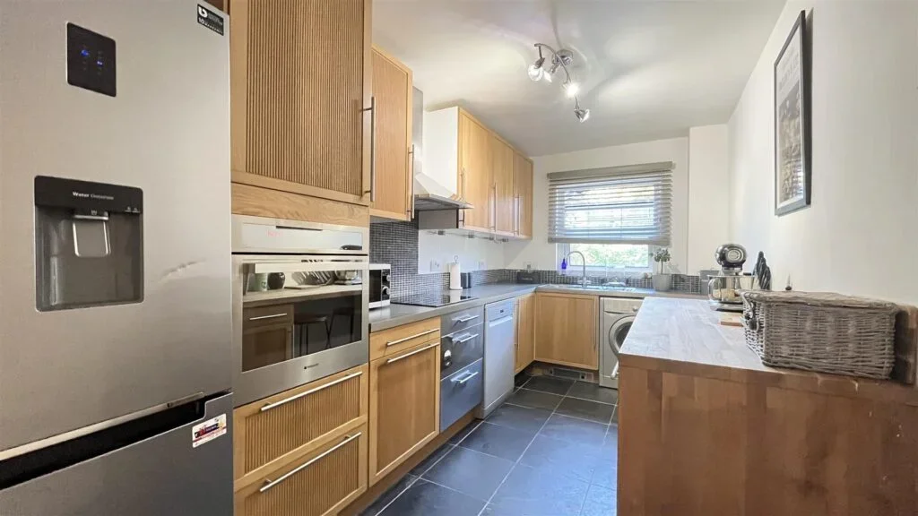Flat Overton Road in Greater London