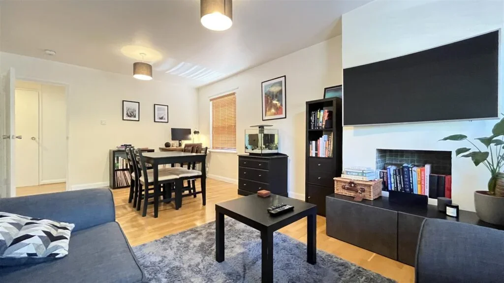 Flat Overton Road in Greater London