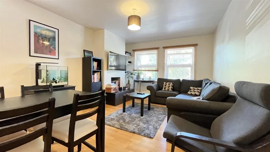 Flat Overton Road in Greater London