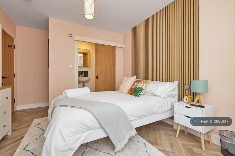 Room Barrington Road in Metropolitan Borough of Solihull