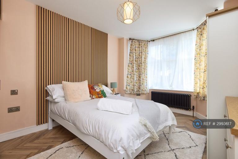Room Barrington Road in Metropolitan Borough of Solihull