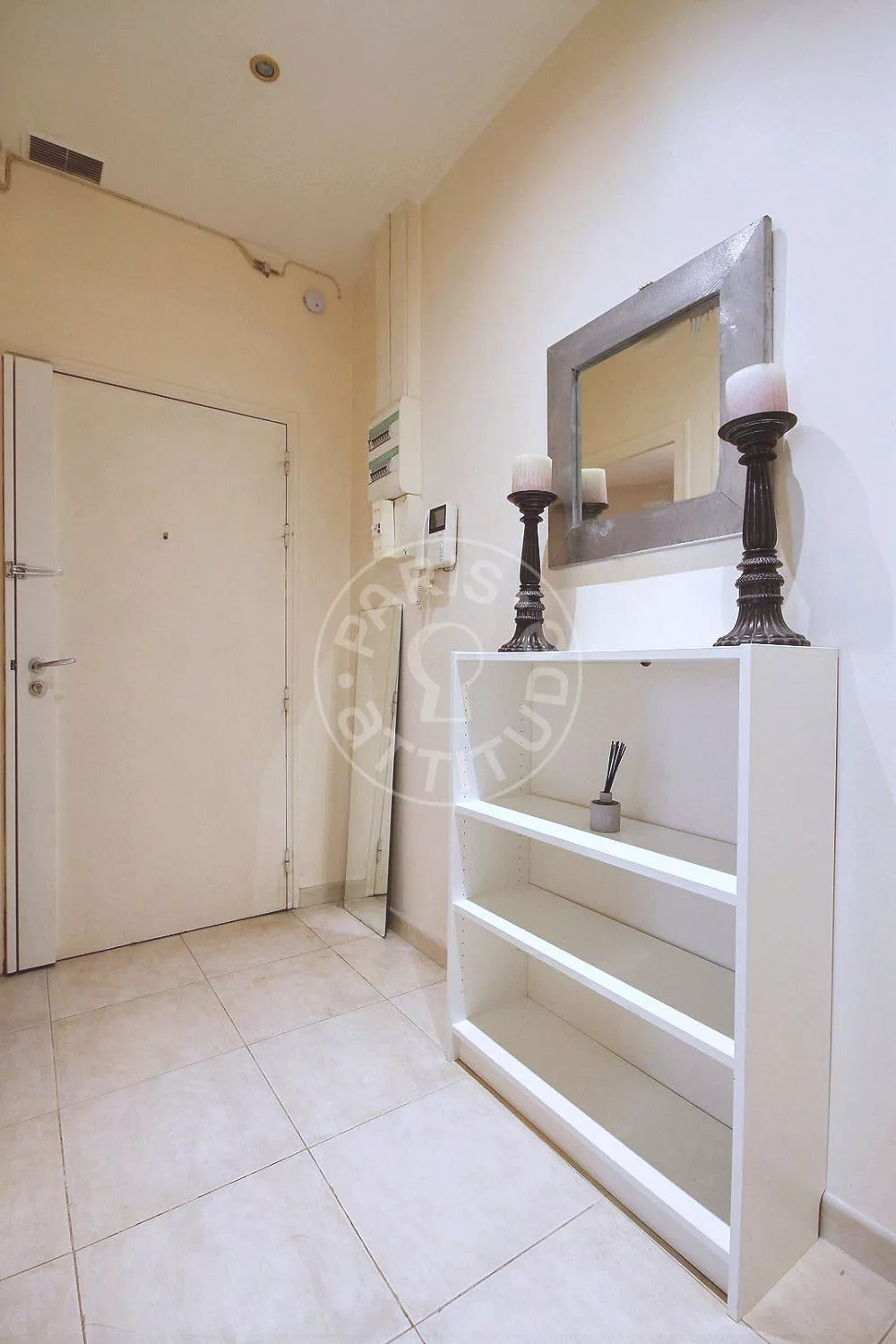 Flat Rue de Longchamp in Paris