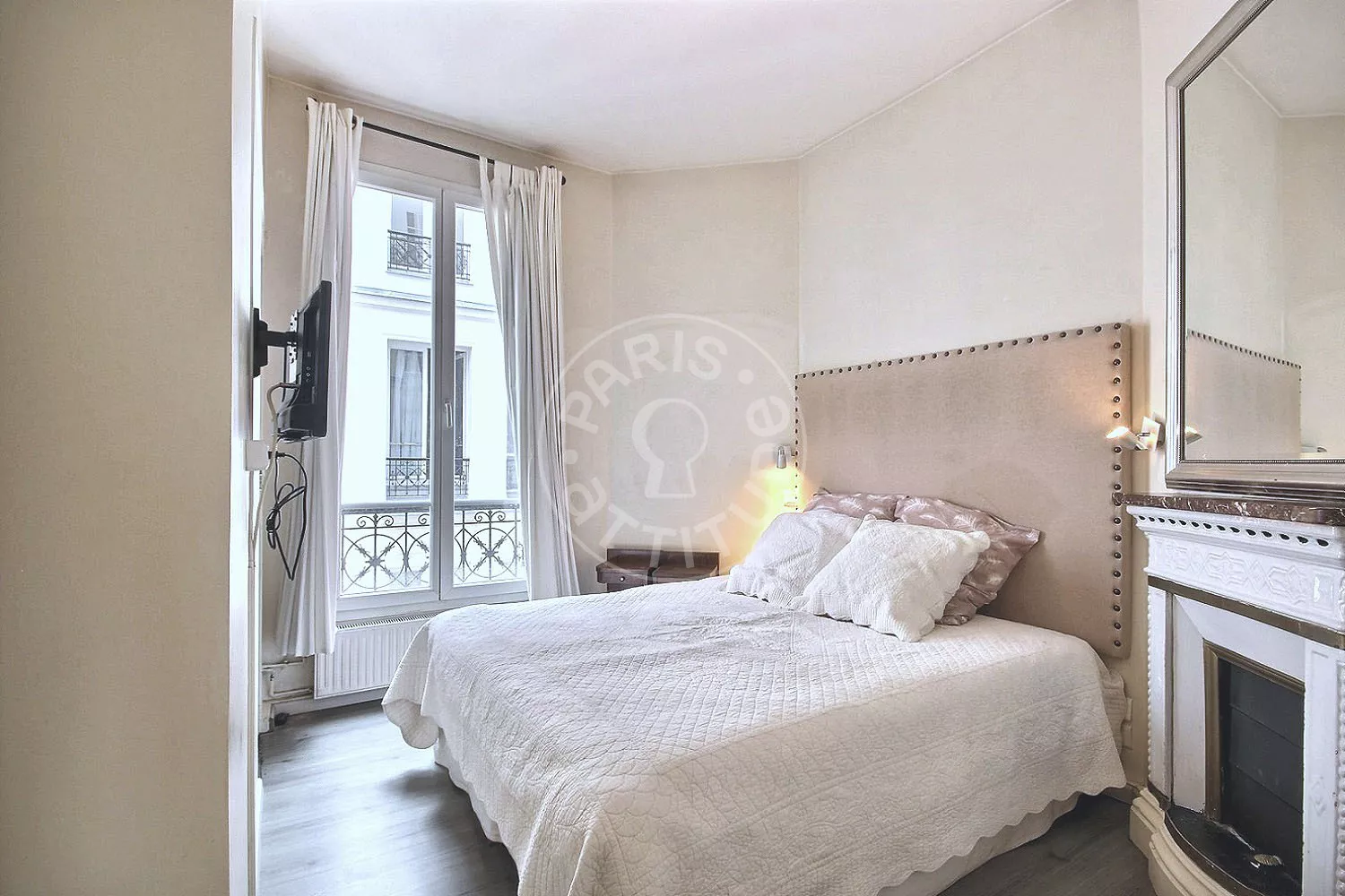 Flat Rue de Longchamp in Paris