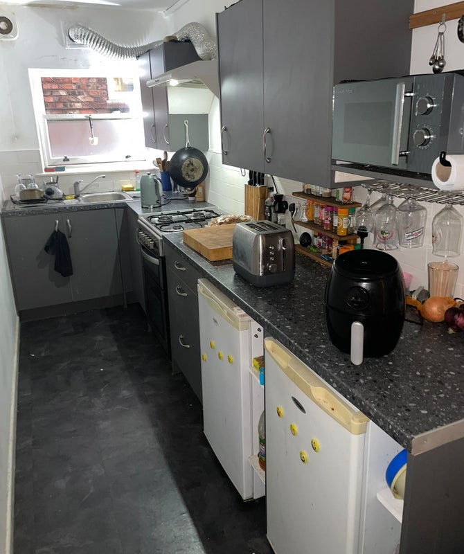 Room Marmion Road in Liverpool