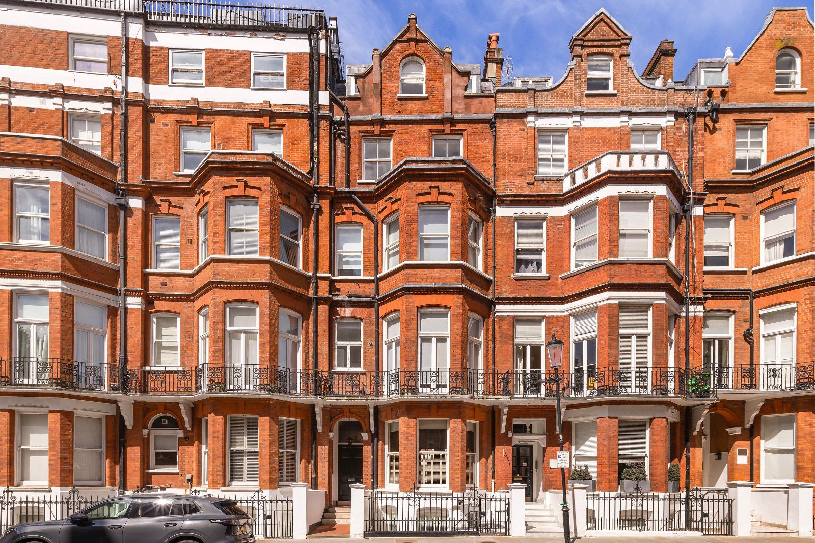 Flat Egerton Gardens in Greater London