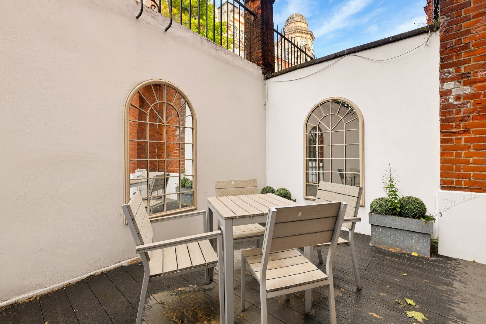 Flat Egerton Gardens in Greater London