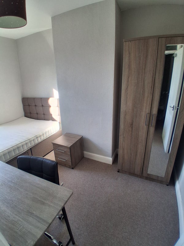 Room Balaclava Road in Bristol