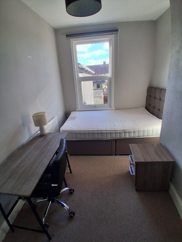 Room Balaclava Road in Bristol