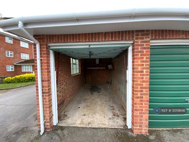 Flat Hillmead Court in Taplow