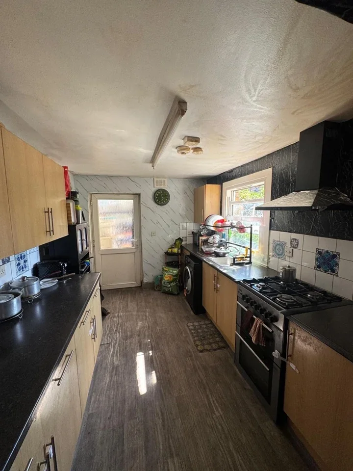 Room Dunlace Road in Greater London