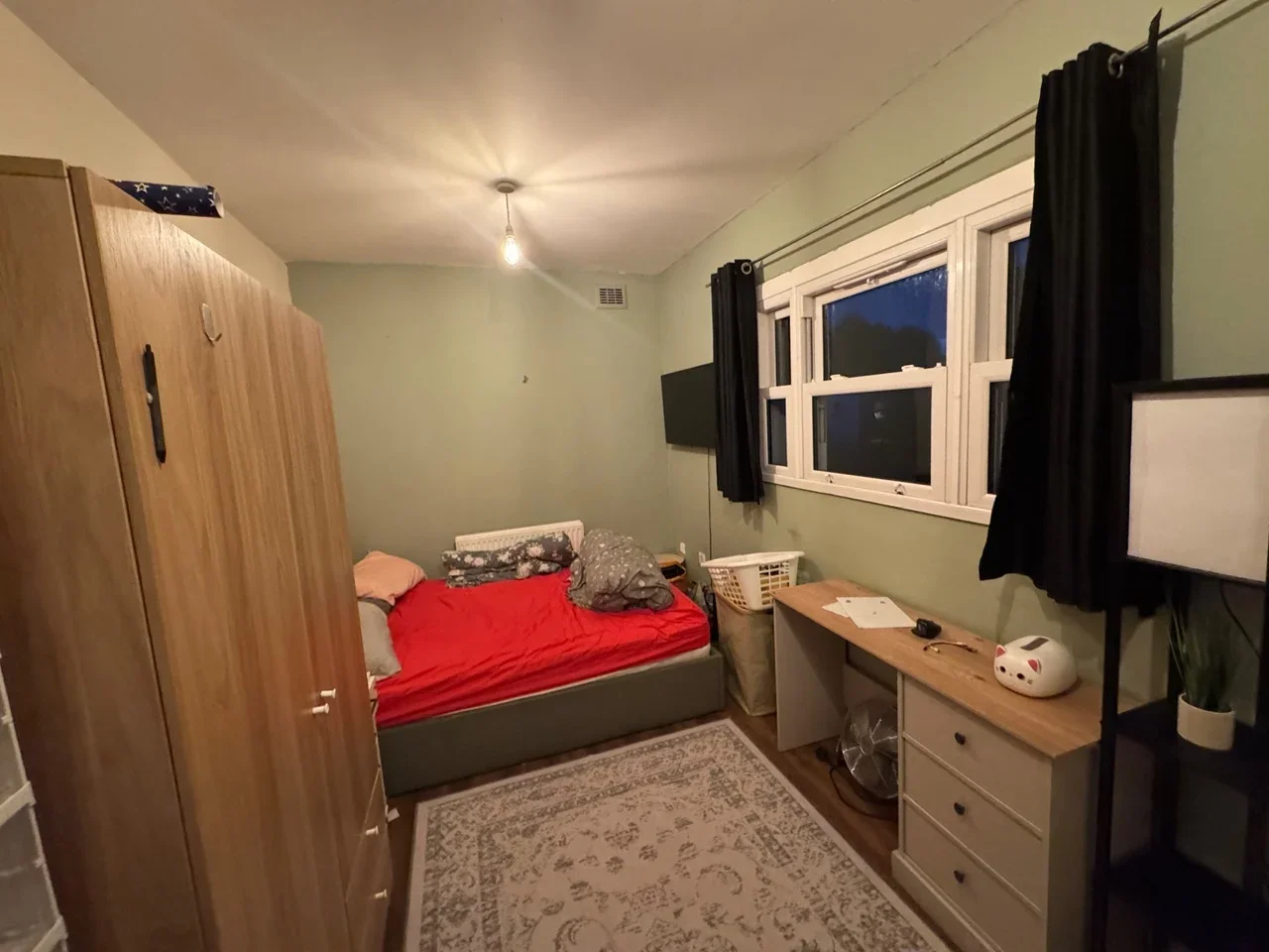 Room Dunlace Road in Greater London
