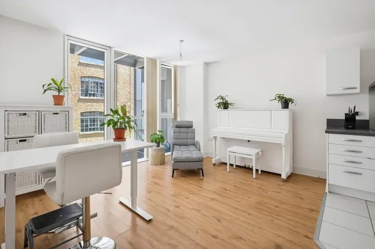 Flat Bridle Mews in Greater London