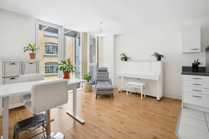Flat Bridle Mews in Greater London