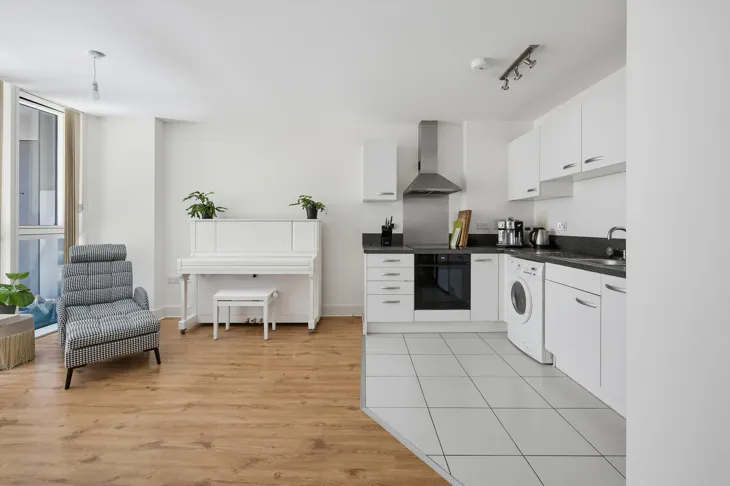 Flat Bridle Mews in Greater London