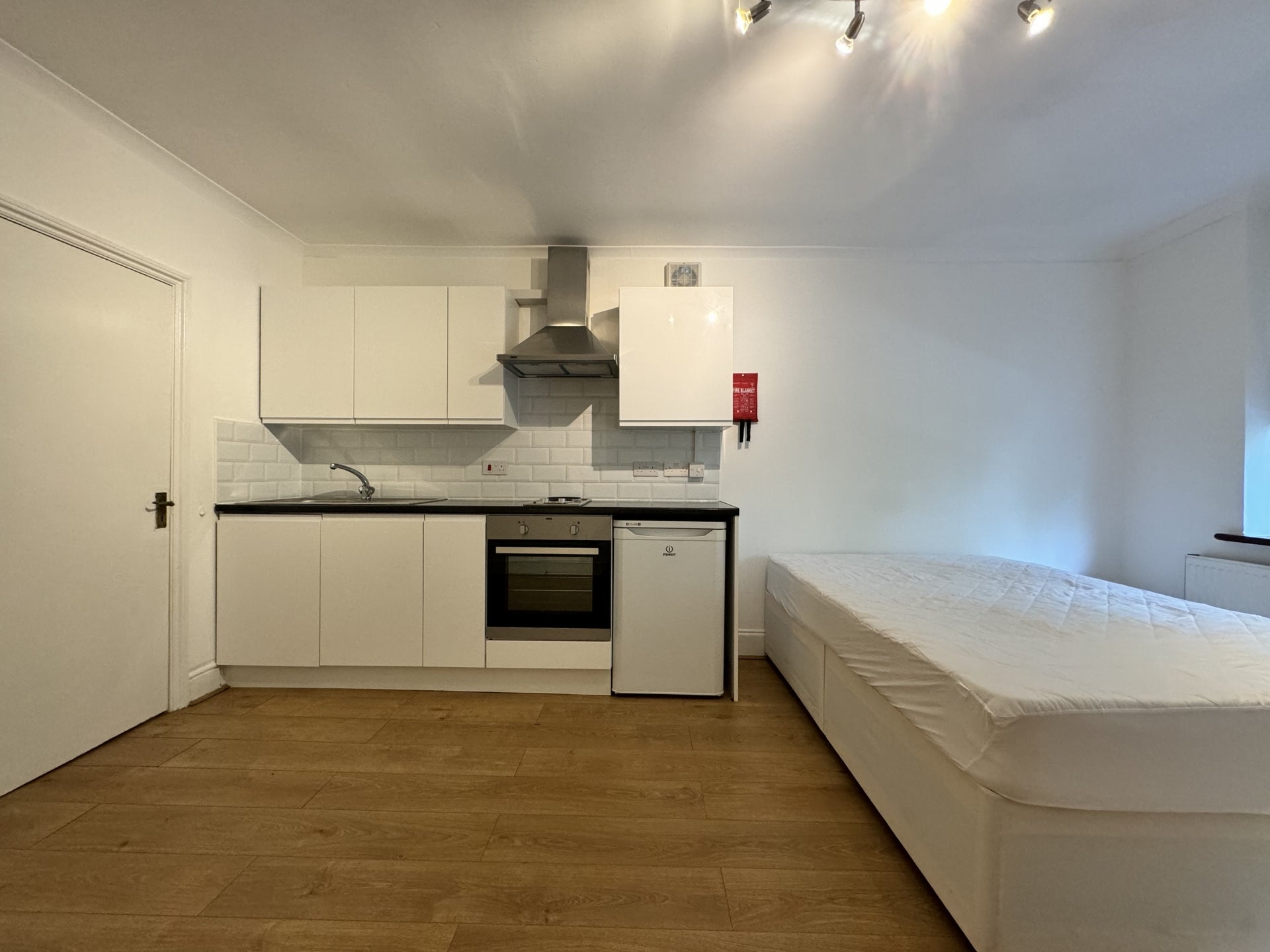 Flat Manstone Road in Greater London