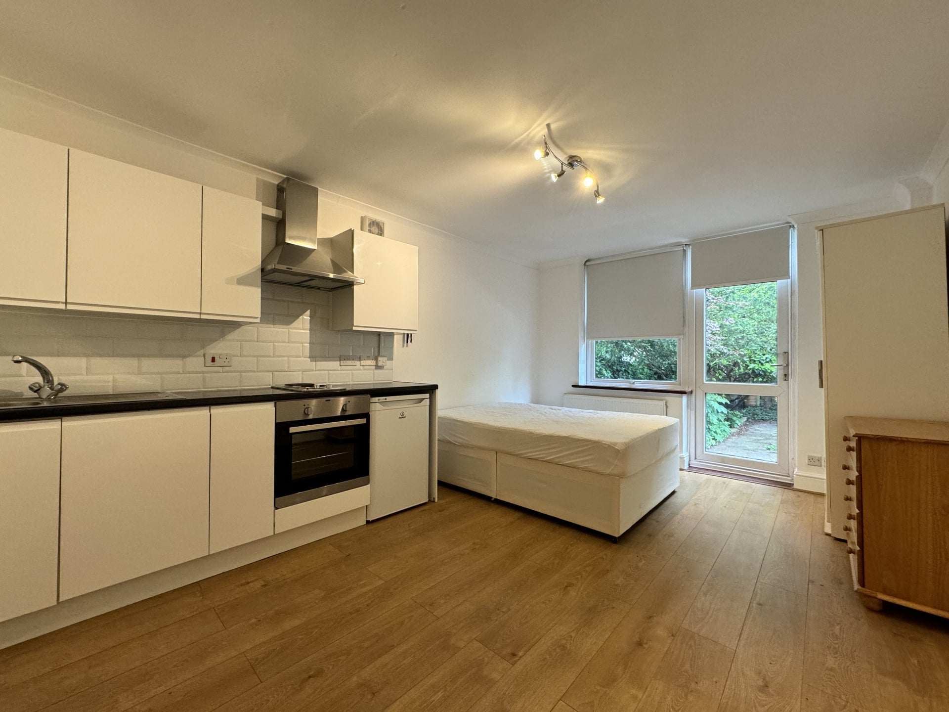 Flat Manstone Road in Greater London