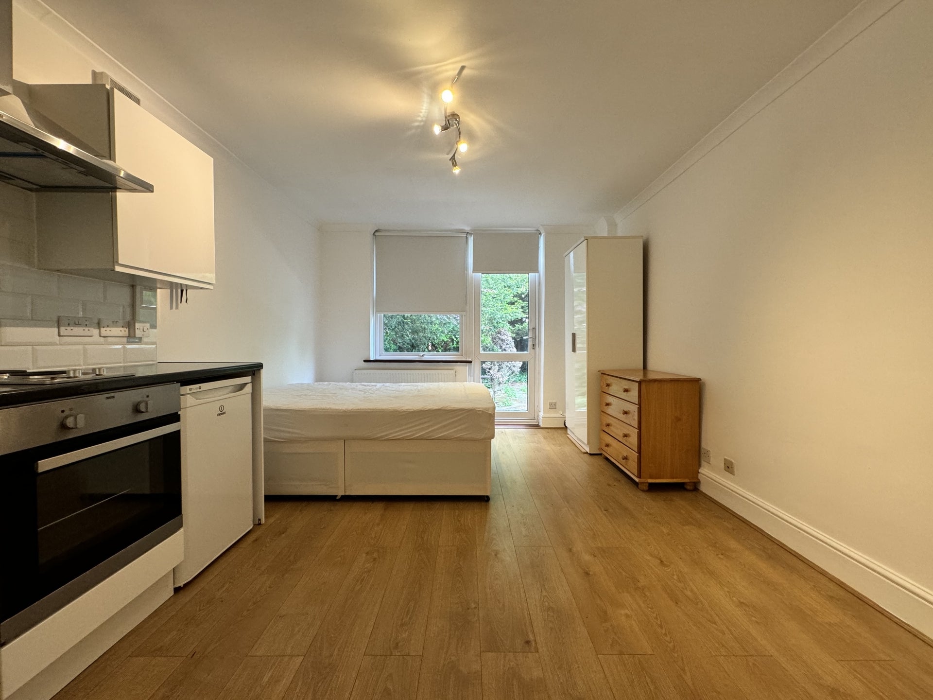 Flat Manstone Road in Greater London