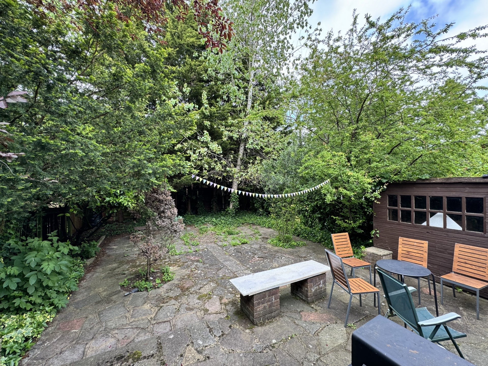 Flat Manstone Road in Greater London