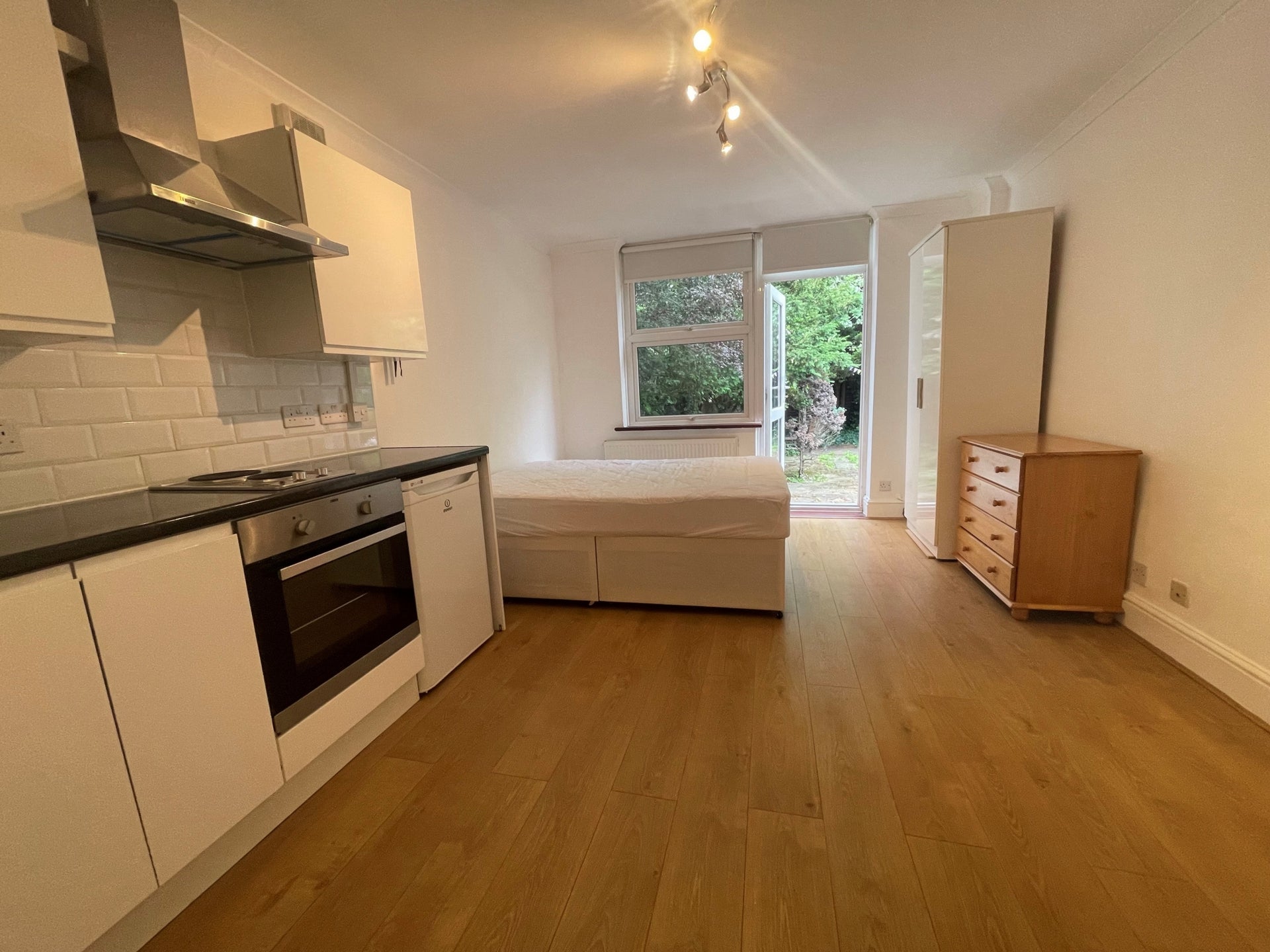 Flat Manstone Road in Greater London