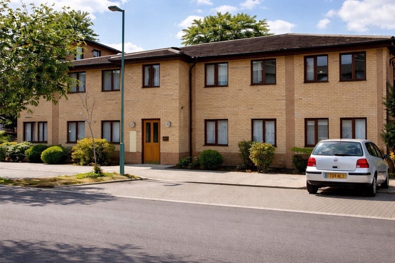 Room Cleeve Way in Greater London