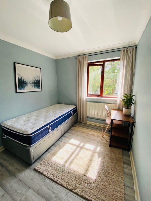 Room Cleeve Way in Greater London