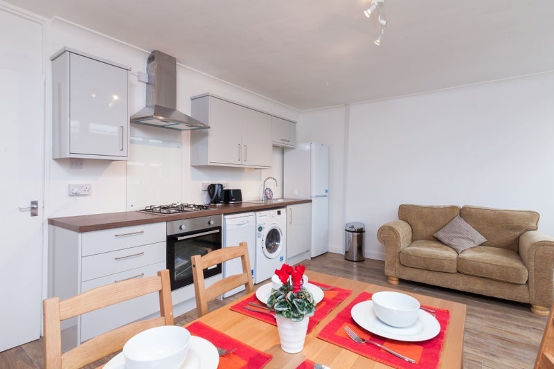 Room Wick Road in Greater London
