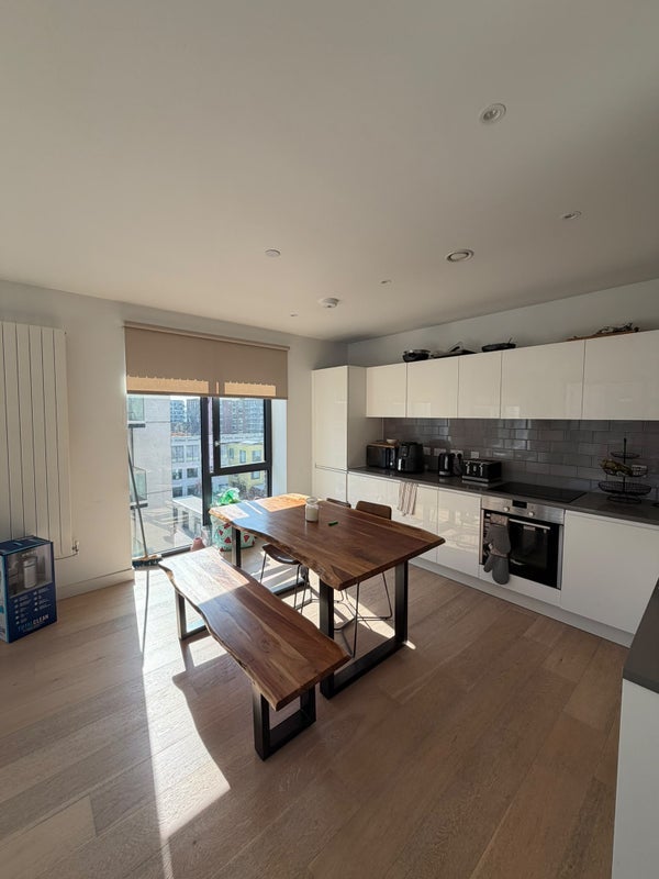 Flat Regalia Close in Greater London