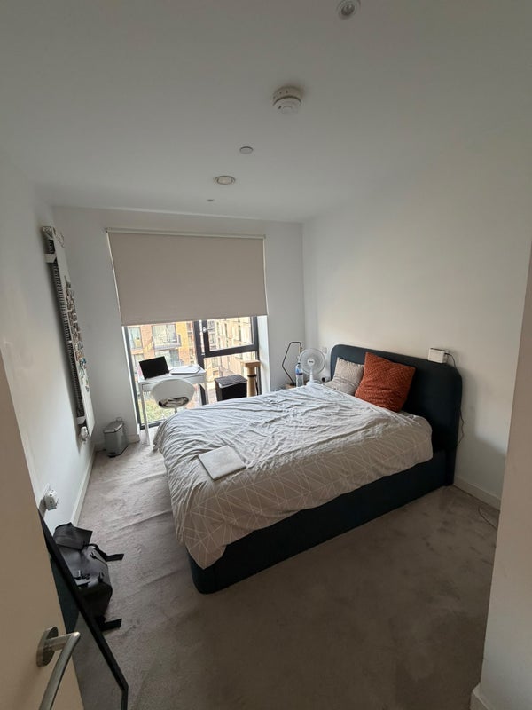 Flat Regalia Close in Greater London