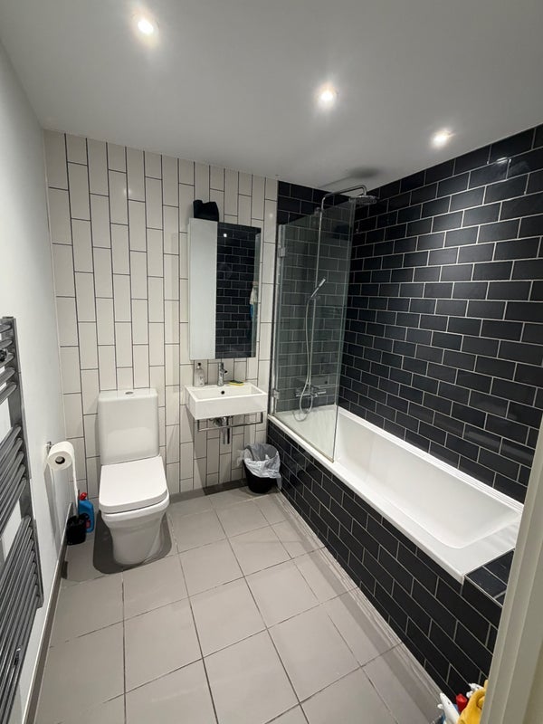 Flat Regalia Close in Greater London