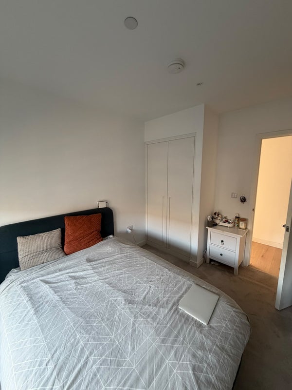 Flat Regalia Close in Greater London