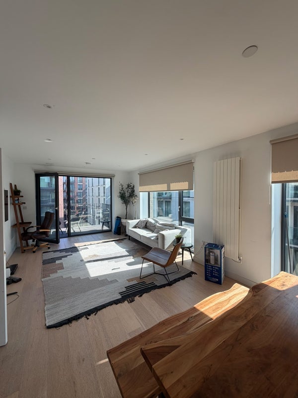 Flat Regalia Close in Greater London