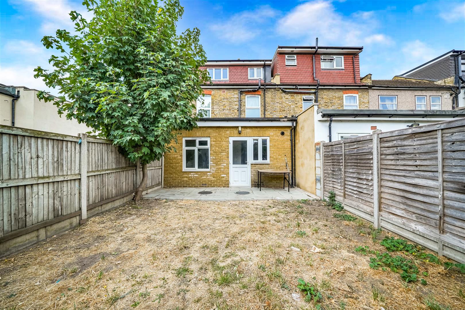 Room Holmwood Road in Greater London