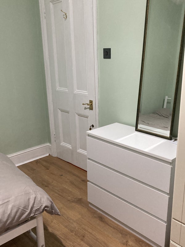 Room Parkville Road in Greater London
