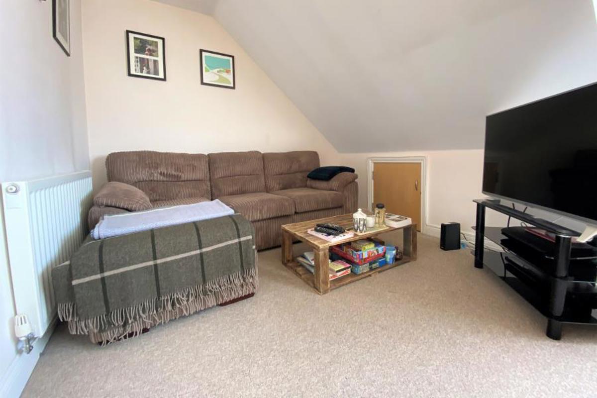 Flat Dundonald Road in Bristol