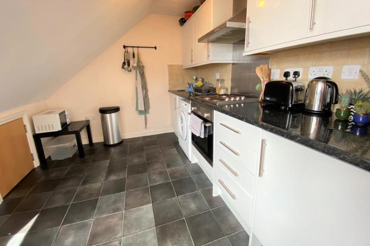 Flat Dundonald Road in Bristol