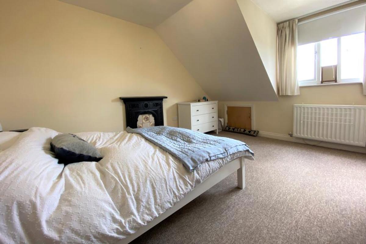Flat Dundonald Road in Bristol