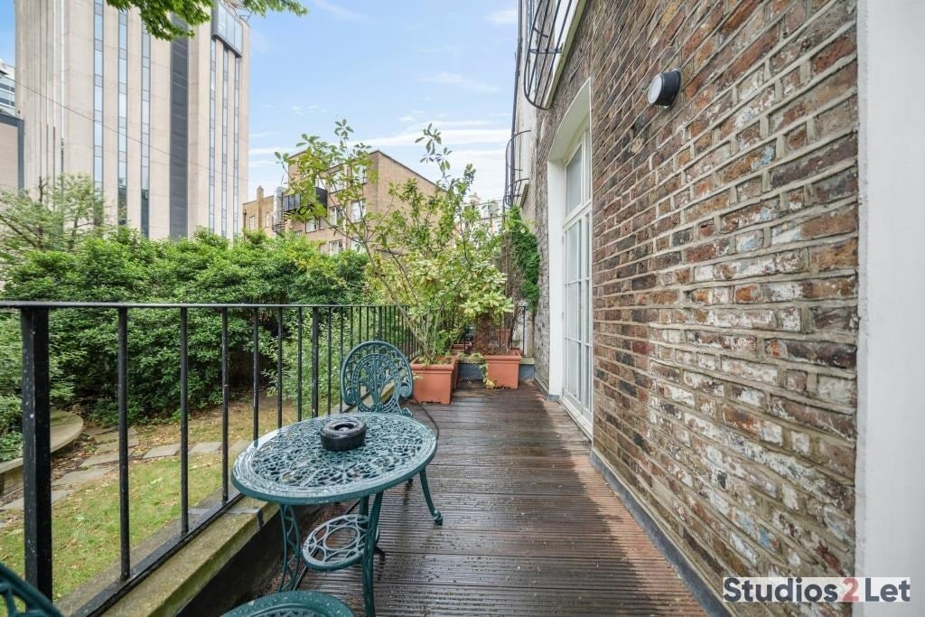 Flat Cartwright Gardens in Greater London