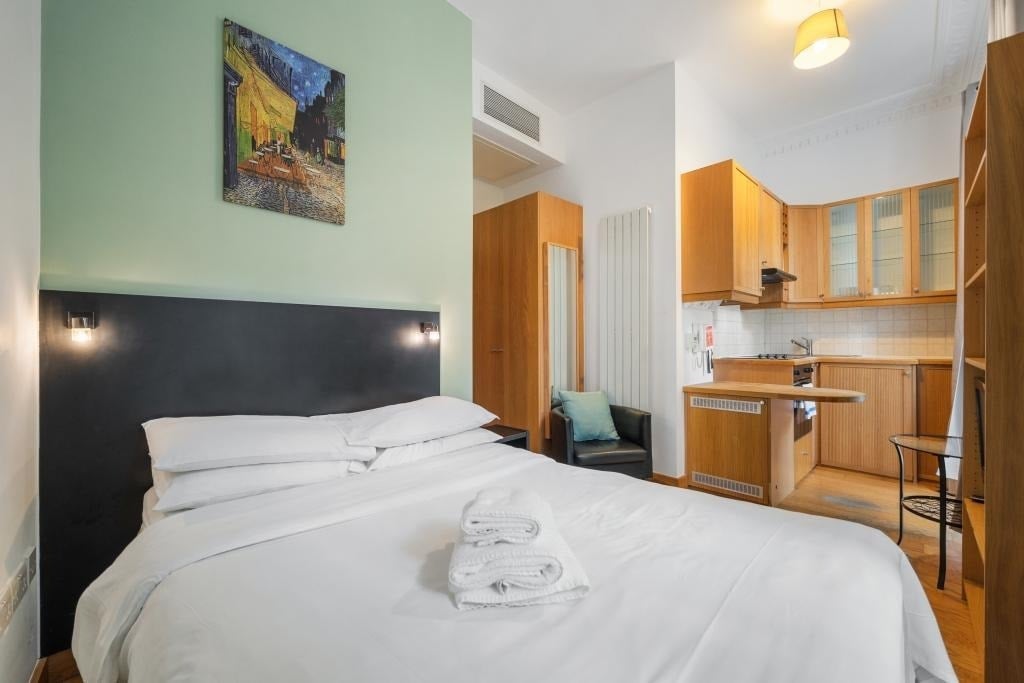 Flat Cartwright Gardens in Greater London