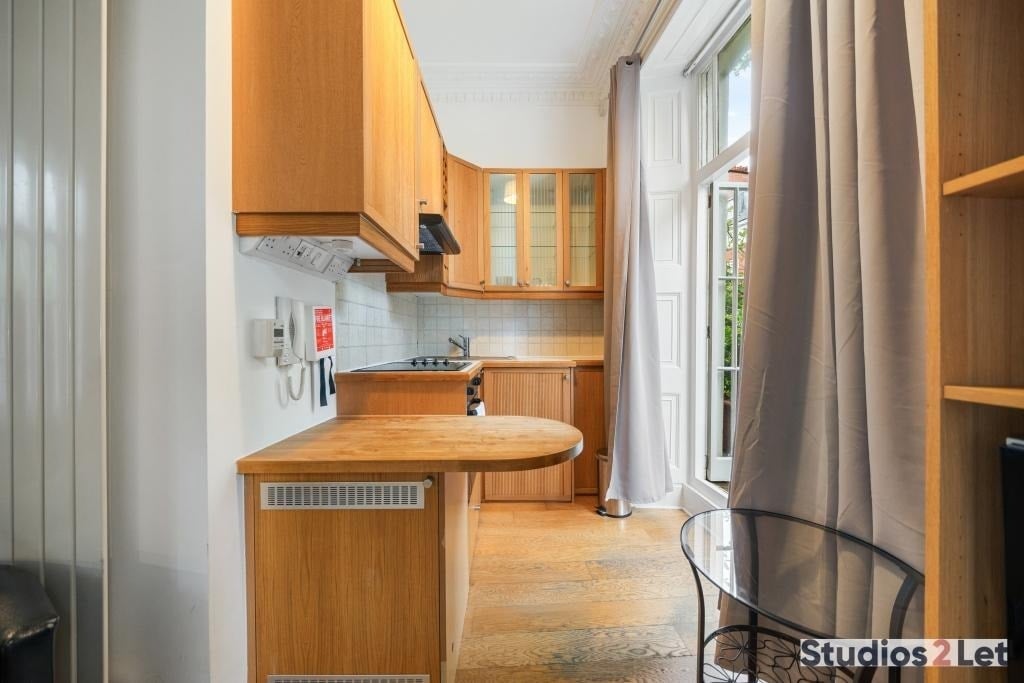Flat Cartwright Gardens in Greater London