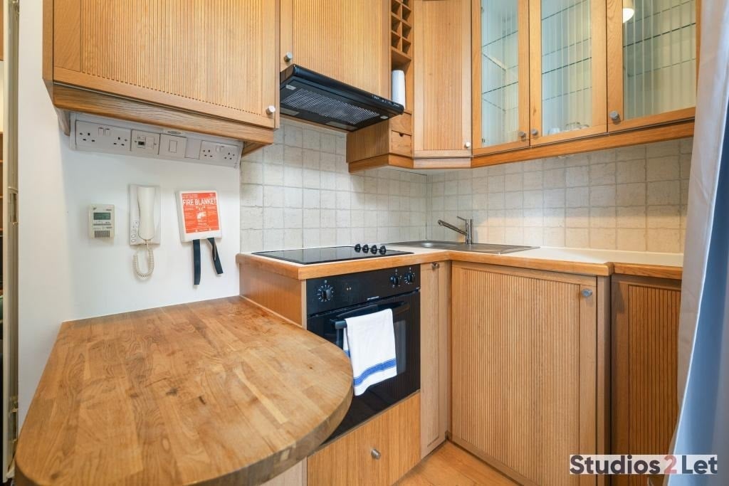 Flat Cartwright Gardens in Greater London