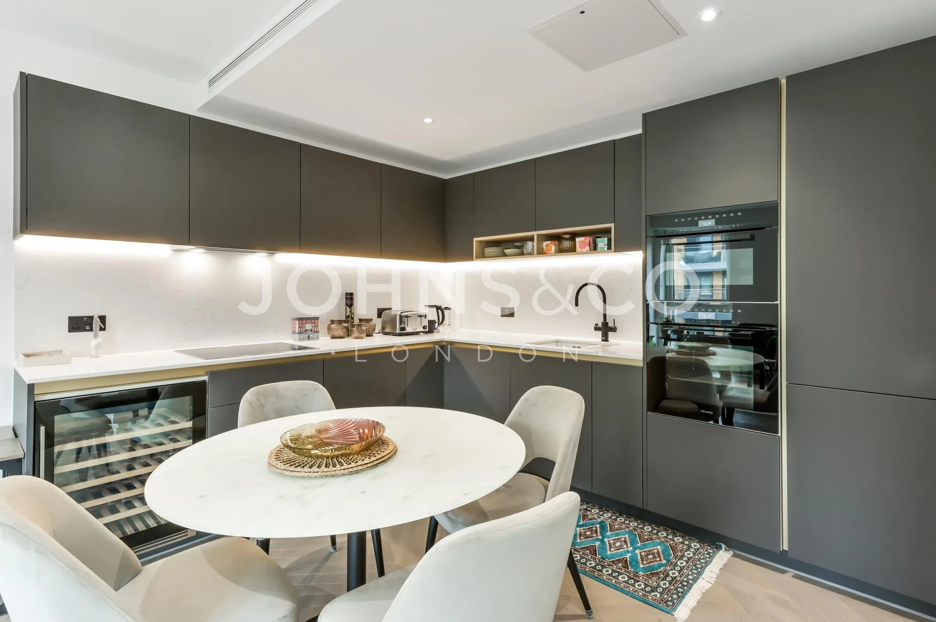 Flat Glenthorne Road in Greater London