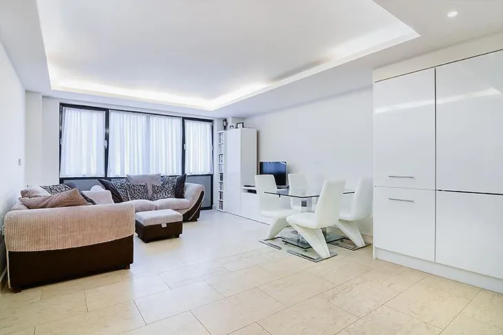 Flat Leman Street in Greater London