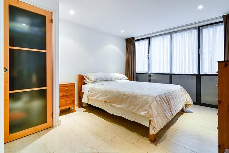 Flat Leman Street in Greater London